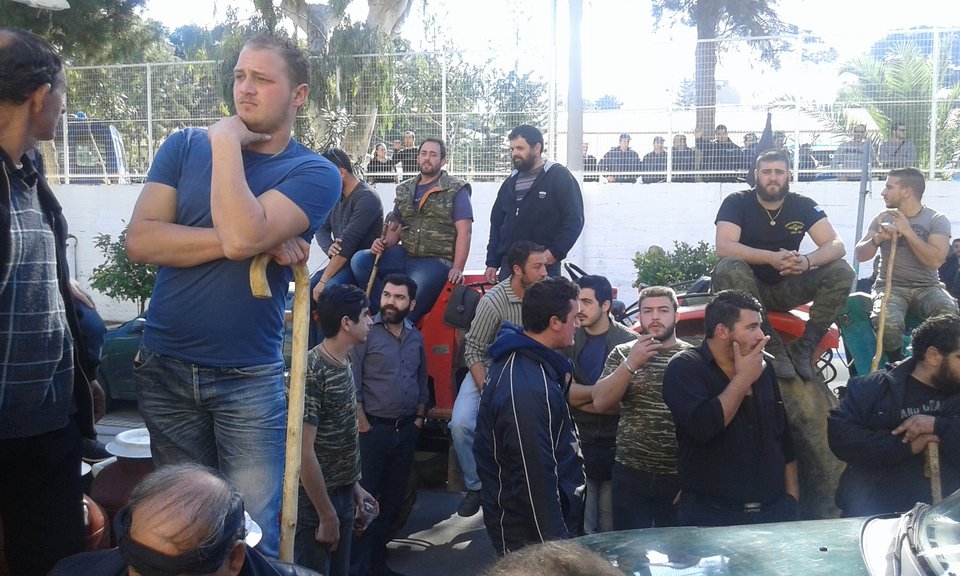 Αγρότες έριξαν γάλα μέσα στα γραφεία του ΣΥΡΙΖΑ στο Ρέθυμνο – Εκαψαν σημαίες του κόμματος [εικόνες] | iefimerida.gr 0