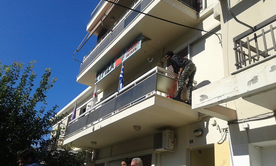 Αγρότες έριξαν γάλα μέσα στα γραφεία του ΣΥΡΙΖΑ στο Ρέθυμνο – Εκαψαν σημαίες του κόμματος [εικόνες] | iefimerida.gr 1