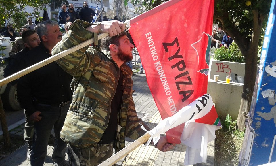 Αγρότες έριξαν γάλα μέσα στα γραφεία του ΣΥΡΙΖΑ στο Ρέθυμνο – Εκαψαν σημαίες του κόμματος [εικόνες] | iefimerida.gr 5