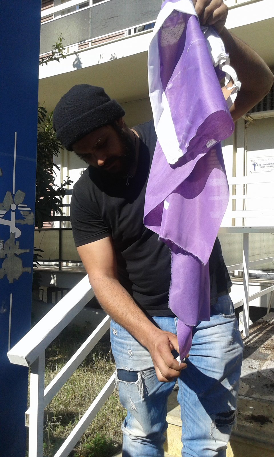 Αγρότες έριξαν γάλα μέσα στα γραφεία του ΣΥΡΙΖΑ στο Ρέθυμνο – Εκαψαν σημαίες του κόμματος [εικόνες] | iefimerida.gr 6