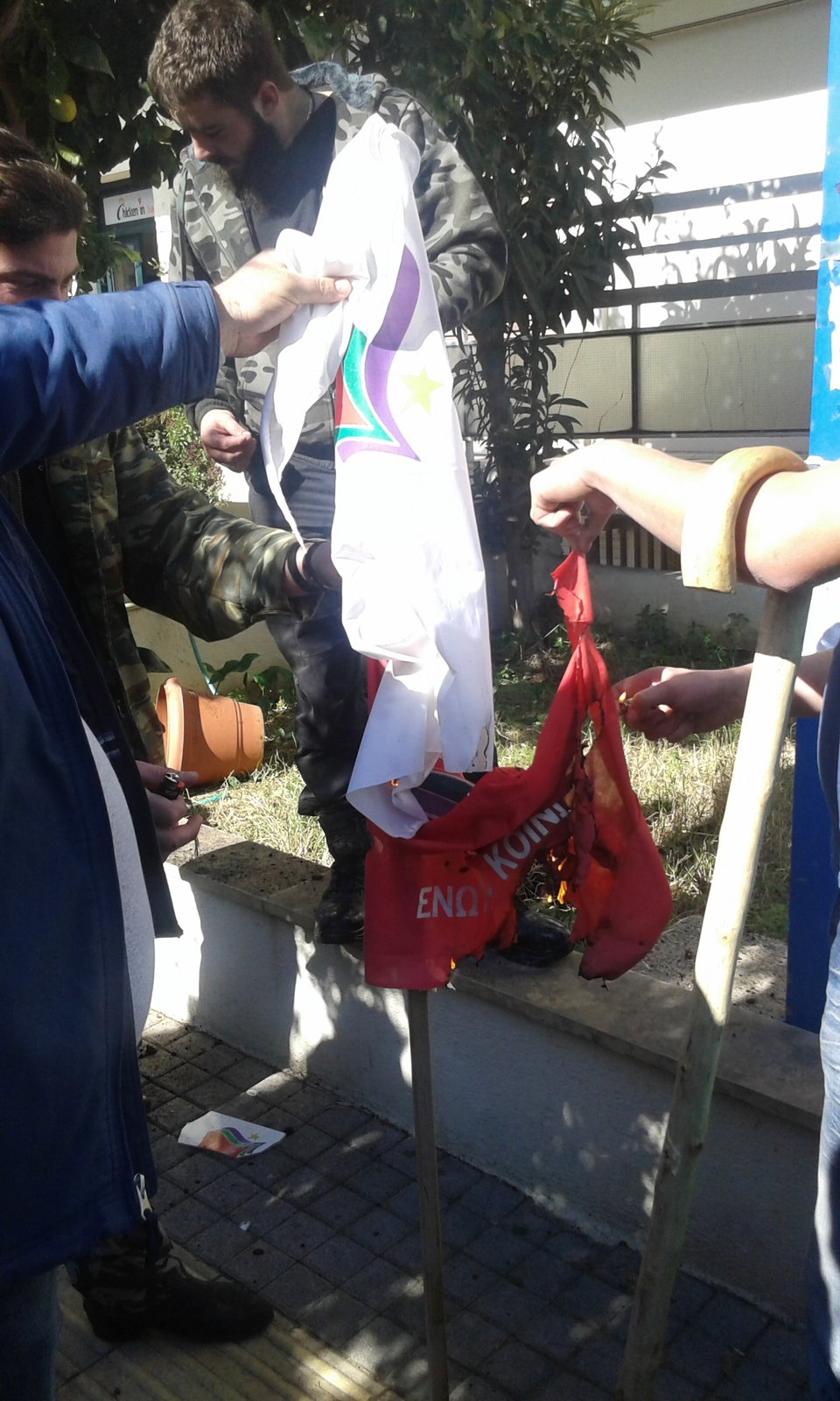 Αγρότες έριξαν γάλα μέσα στα γραφεία του ΣΥΡΙΖΑ στο Ρέθυμνο – Εκαψαν σημαίες του κόμματος [εικόνες] | iefimerida.gr 7