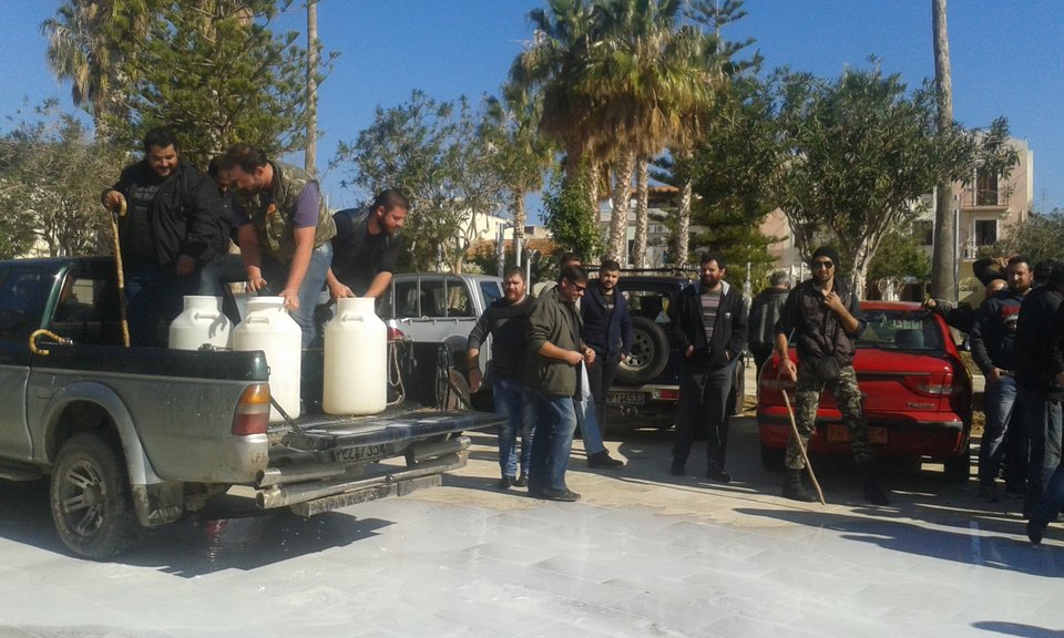 Αγρότες έριξαν γάλα μέσα στα γραφεία του ΣΥΡΙΖΑ στο Ρέθυμνο – Εκαψαν σημαίες του κόμματος [εικόνες] | iefimerida.gr 2