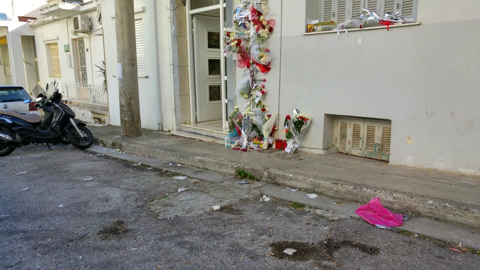 Ράγισαν καρδιές στη Ν. Ιωνία: Χιλιάδες στο τελευταίο «αντίο» στον Παντελίδη -Με την ελληνική σημαία πάνω στο φέρετρο [εικόνες & βίντεο] | iefimerida.gr 5