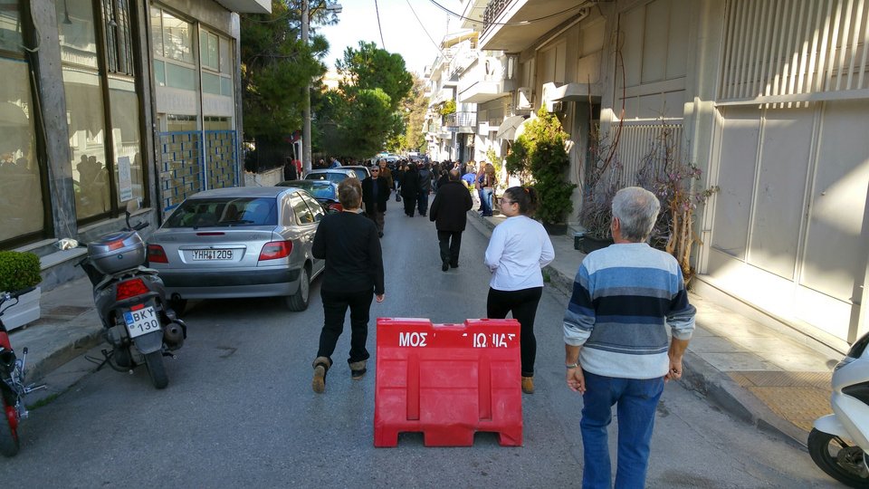 Ράγισαν καρδιές στη Ν. Ιωνία: Χιλιάδες στο τελευταίο «αντίο» στον Παντελίδη -Με την ελληνική σημαία πάνω στο φέρετρο [εικόνες & βίντεο] | iefimerida.gr 6