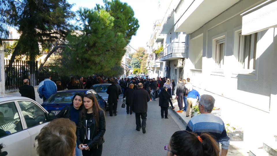 Ράγισαν καρδιές στη Ν. Ιωνία: Χιλιάδες στο τελευταίο «αντίο» στον Παντελίδη -Με την ελληνική σημαία πάνω στο φέρετρο [εικόνες & βίντεο] | iefimerida.gr 7