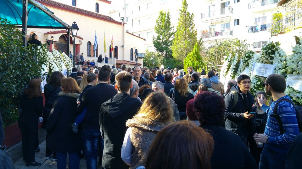 Ράγισαν καρδιές στη Ν. Ιωνία: Χιλιάδες στο τελευταίο «αντίο» στον Παντελίδη -Με την ελληνική σημαία πάνω στο φέρετρο [εικόνες & βίντεο] | iefimerida.gr 8