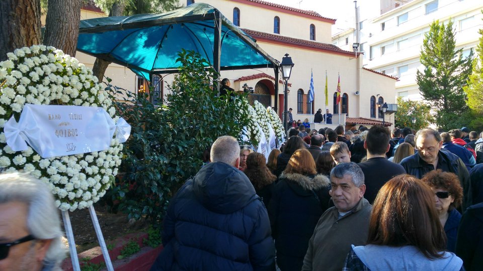Ράγισαν καρδιές στη Ν. Ιωνία: Χιλιάδες στο τελευταίο «αντίο» στον Παντελίδη -Με την ελληνική σημαία πάνω στο φέρετρο [εικόνες & βίντεο] | iefimerida.gr 9