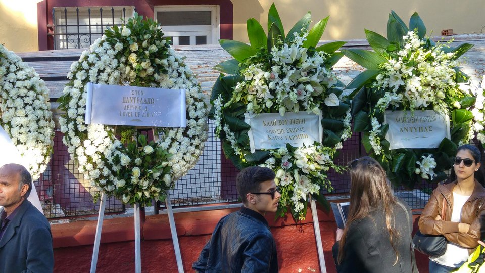 Ράγισαν καρδιές στη Ν. Ιωνία: Χιλιάδες στο τελευταίο «αντίο» στον Παντελίδη -Με την ελληνική σημαία πάνω στο φέρετρο [εικόνες & βίντεο] | iefimerida.gr 10