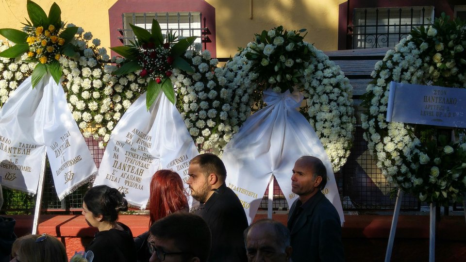 Ράγισαν καρδιές στη Ν. Ιωνία: Χιλιάδες στο τελευταίο «αντίο» στον Παντελίδη -Με την ελληνική σημαία πάνω στο φέρετρο [εικόνες & βίντεο] | iefimerida.gr 11