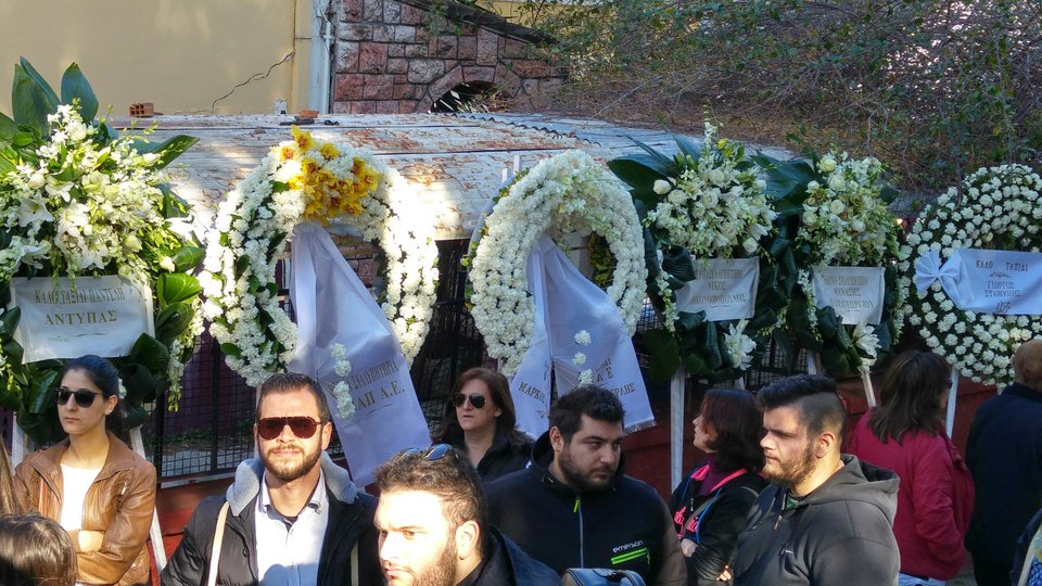 Ράγισαν καρδιές στη Ν. Ιωνία: Χιλιάδες στο τελευταίο «αντίο» στον Παντελίδη -Με την ελληνική σημαία πάνω στο φέρετρο [εικόνες & βίντεο] | iefimerida.gr 12