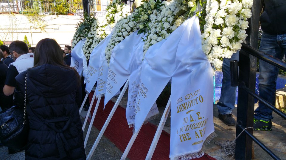 Ράγισαν καρδιές στη Ν. Ιωνία: Χιλιάδες στο τελευταίο «αντίο» στον Παντελίδη -Με την ελληνική σημαία πάνω στο φέρετρο [εικόνες & βίντεο] | iefimerida.gr 13