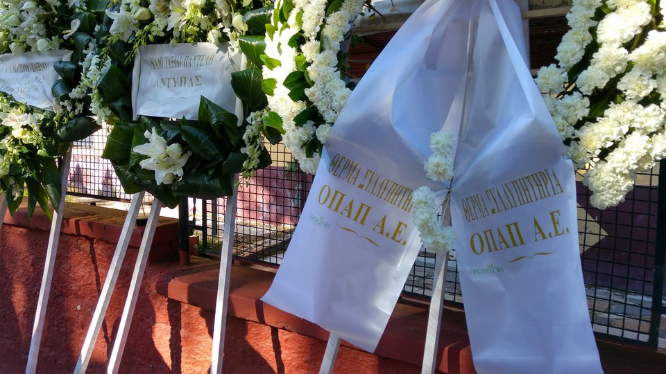 Ράγισαν καρδιές στη Ν. Ιωνία: Χιλιάδες στο τελευταίο «αντίο» στον Παντελίδη -Με την ελληνική σημαία πάνω στο φέρετρο [εικόνες & βίντεο] | iefimerida.gr 15