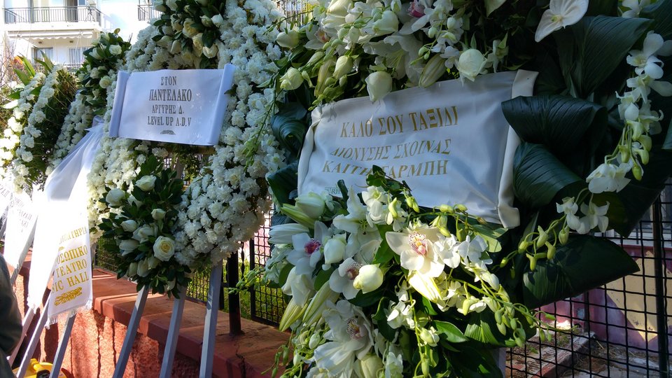 Ράγισαν καρδιές στη Ν. Ιωνία: Χιλιάδες στο τελευταίο «αντίο» στον Παντελίδη -Με την ελληνική σημαία πάνω στο φέρετρο [εικόνες & βίντεο] | iefimerida.gr 16