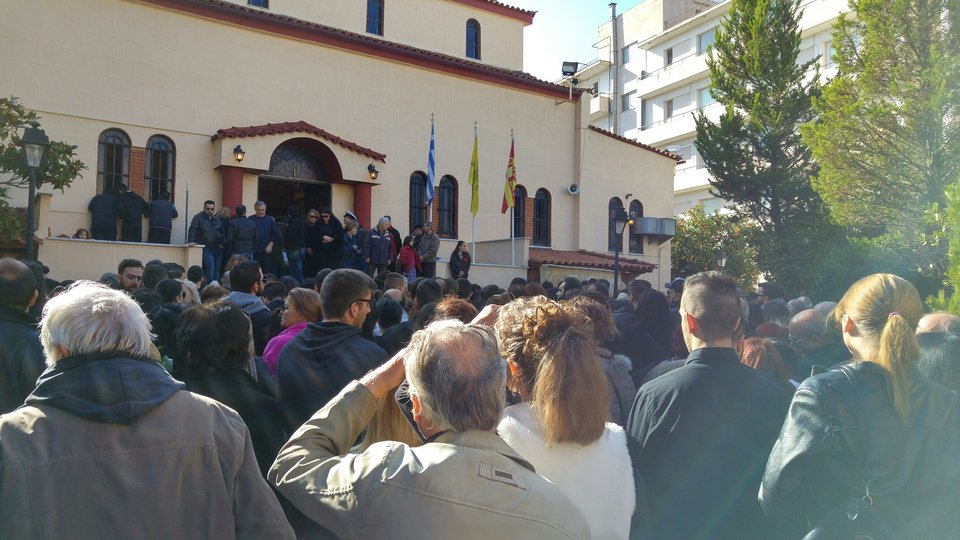 Ράγισαν καρδιές στη Ν. Ιωνία: Χιλιάδες στο τελευταίο «αντίο» στον Παντελίδη -Με την ελληνική σημαία πάνω στο φέρετρο [εικόνες & βίντεο] | iefimerida.gr 18