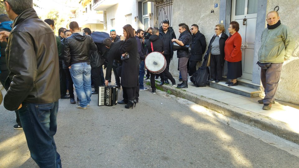 Ράγισαν καρδιές στη Ν. Ιωνία: Χιλιάδες στο τελευταίο «αντίο» στον Παντελίδη -Με την ελληνική σημαία πάνω στο φέρετρο [εικόνες & βίντεο] | iefimerida.gr 20