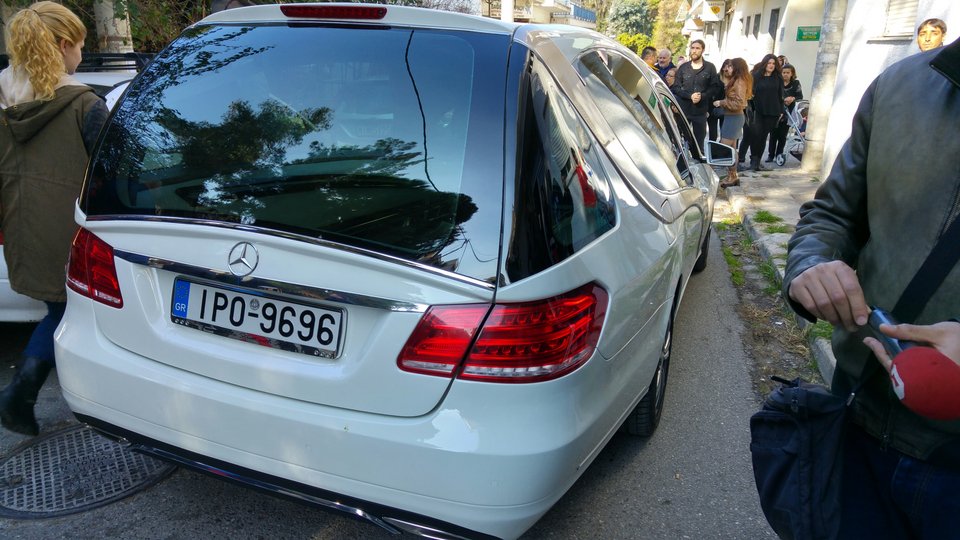 Ράγισαν καρδιές στη Ν. Ιωνία: Χιλιάδες στο τελευταίο «αντίο» στον Παντελίδη -Με την ελληνική σημαία πάνω στο φέρετρο [εικόνες & βίντεο] | iefimerida.gr 21