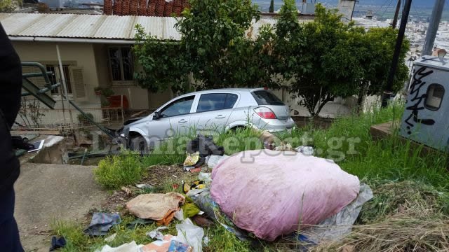 Λαμία: Αυτοκίνητο «προσγειώθηκε» στην αυλή σπιτιού [εικόνες] | iefimerida.gr 0