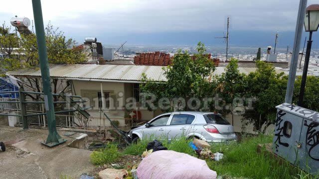 Λαμία: Αυτοκίνητο «προσγειώθηκε» στην αυλή σπιτιού [εικόνες] | iefimerida.gr 2