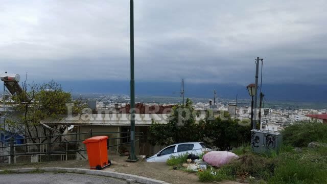 Λαμία: Αυτοκίνητο «προσγειώθηκε» στην αυλή σπιτιού [εικόνες] | iefimerida.gr 3