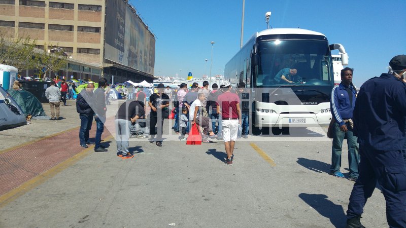 Και στον Κατσικά Ιωαννίνων πρόσφυγες από τον Πειραιά [εικόνες] | iefimerida.gr 2