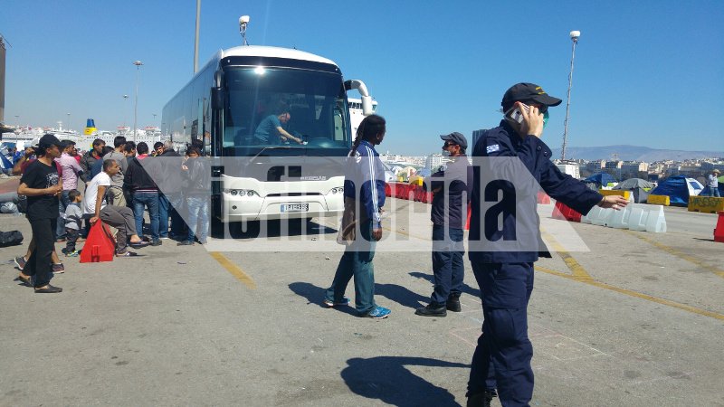 Και στον Κατσικά Ιωαννίνων πρόσφυγες από τον Πειραιά [εικόνες] | iefimerida.gr 1