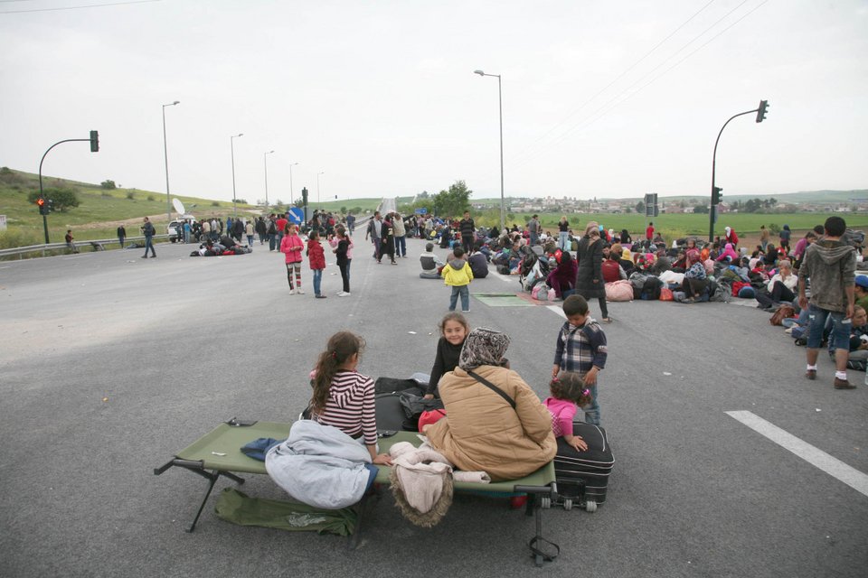 Σύροι πρόσφυγες απέκλεισαν την Εθνική οδό Λάρισας-Τρικάλων [εικόνες] | iefimerida.gr 13