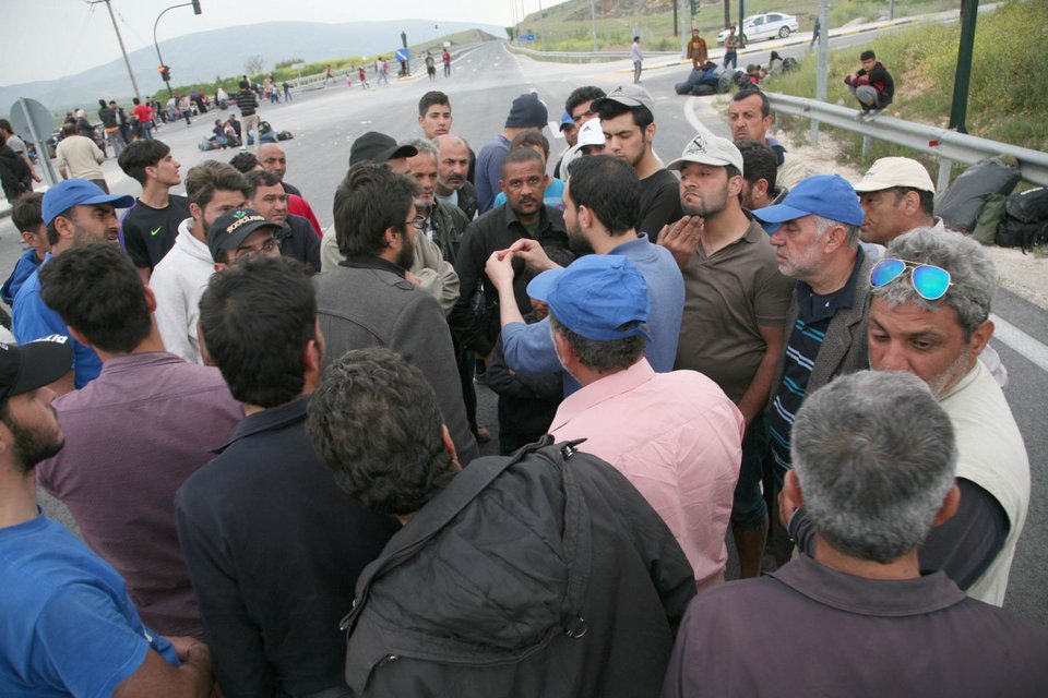 Σύροι πρόσφυγες απέκλεισαν την Εθνική οδό Λάρισας-Τρικάλων [εικόνες] | iefimerida.gr 12