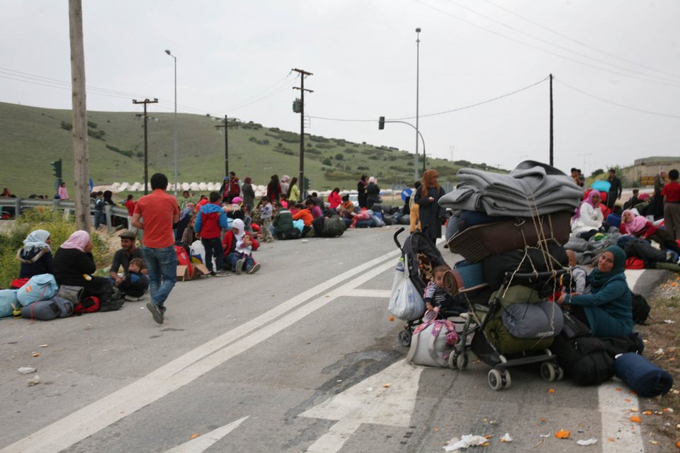Σύροι πρόσφυγες απέκλεισαν την Εθνική οδό Λάρισας-Τρικάλων [εικόνες] | iefimerida.gr 9