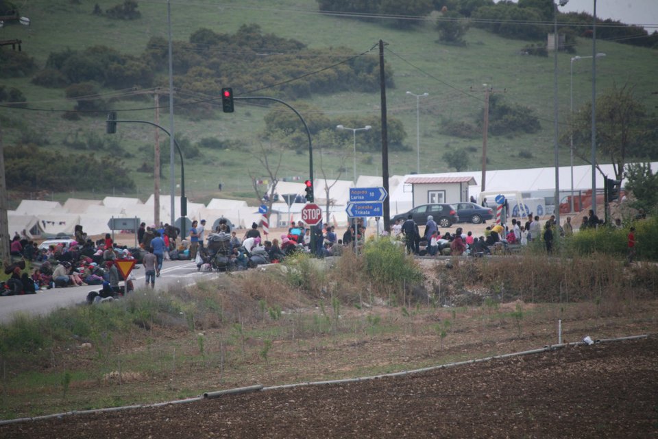 Σύροι πρόσφυγες απέκλεισαν την Εθνική οδό Λάρισας-Τρικάλων [εικόνες] | iefimerida.gr 8