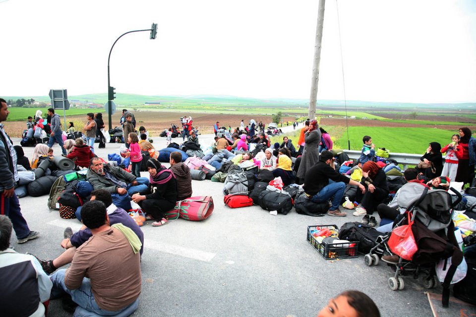 Σύροι πρόσφυγες απέκλεισαν την Εθνική οδό Λάρισας-Τρικάλων [εικόνες] | iefimerida.gr 7