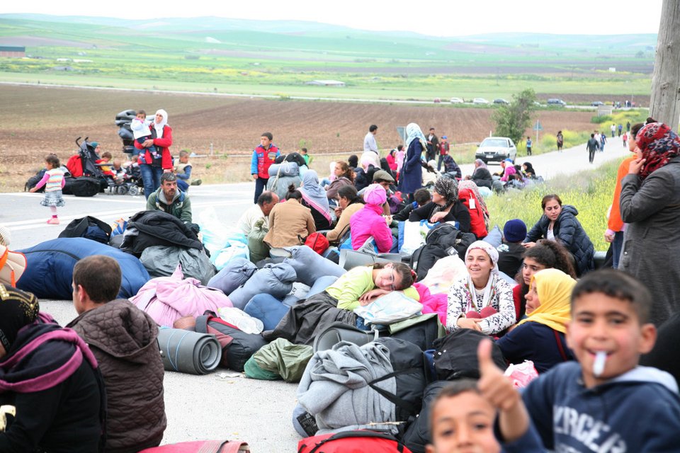 Σύροι πρόσφυγες απέκλεισαν την Εθνική οδό Λάρισας-Τρικάλων [εικόνες] | iefimerida.gr 6