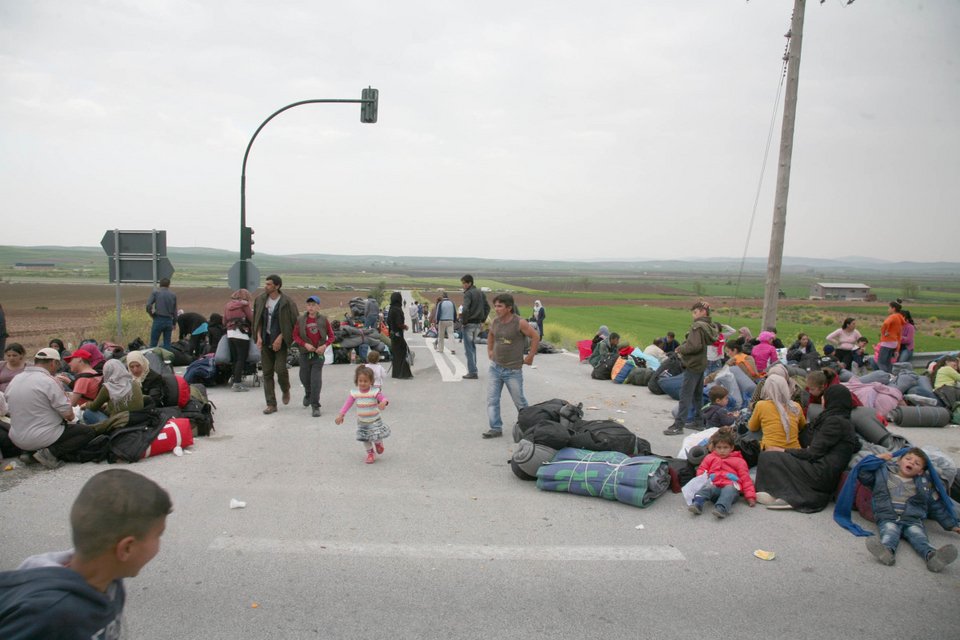 Σύροι πρόσφυγες απέκλεισαν την Εθνική οδό Λάρισας-Τρικάλων [εικόνες] | iefimerida.gr 5