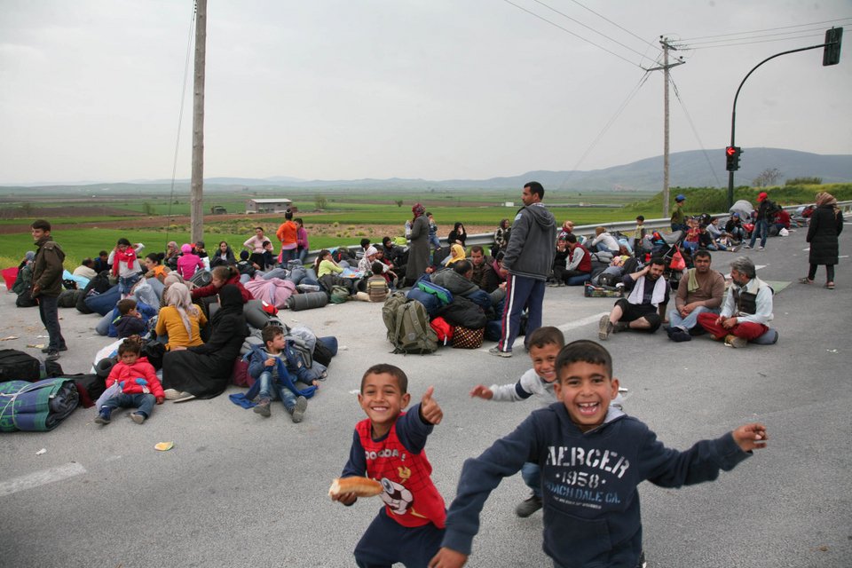 Σύροι πρόσφυγες απέκλεισαν την Εθνική οδό Λάρισας-Τρικάλων [εικόνες] | iefimerida.gr 4