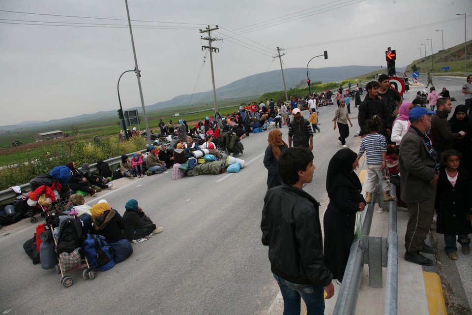 Σύροι πρόσφυγες απέκλεισαν την Εθνική οδό Λάρισας-Τρικάλων [εικόνες] | iefimerida.gr 3