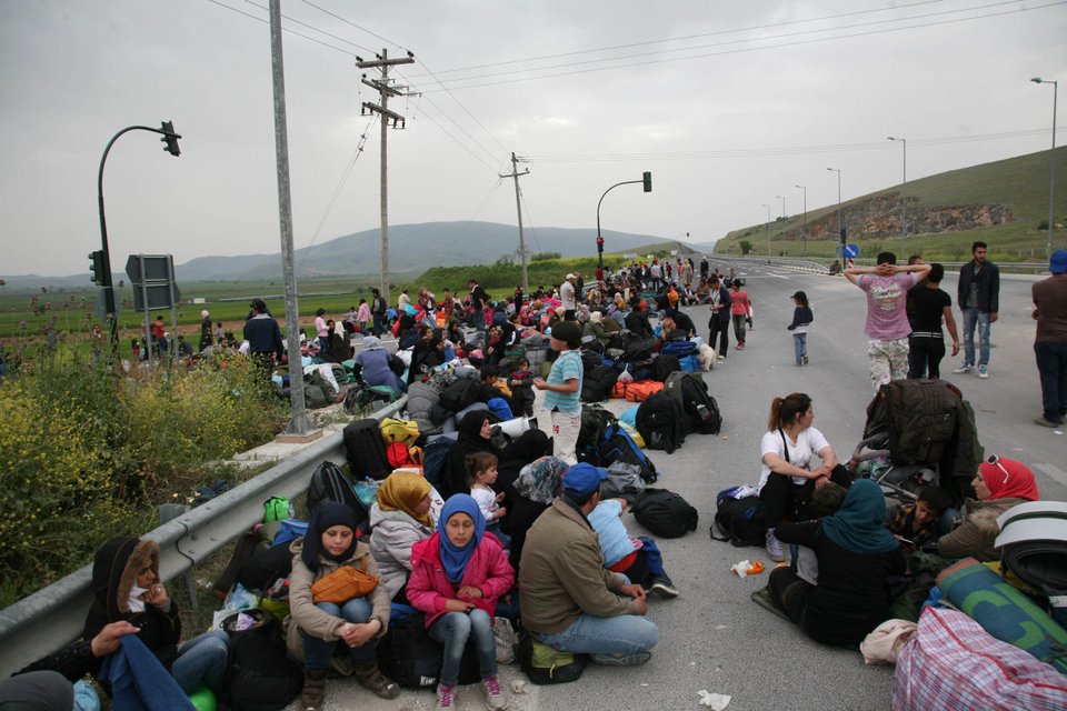Σύροι πρόσφυγες απέκλεισαν την Εθνική οδό Λάρισας-Τρικάλων [εικόνες] | iefimerida.gr 2