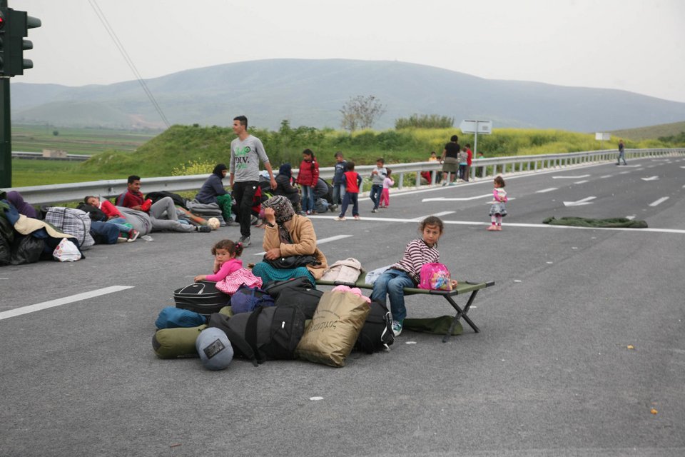 Σύροι πρόσφυγες απέκλεισαν την Εθνική οδό Λάρισας-Τρικάλων [εικόνες] | iefimerida.gr 0