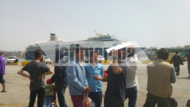 Γερμανοί τουρίστες φωτογραφίζουν τους πρόσφυγες του Πειραιά -Η τελευταία εικόνα που αφήνει η χώρα [εικόνες] | iefimerida.gr 8