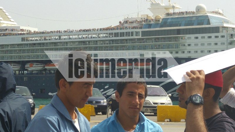Γερμανοί τουρίστες φωτογραφίζουν τους πρόσφυγες του Πειραιά -Η τελευταία εικόνα που αφήνει η χώρα [εικόνες] | iefimerida.gr 7