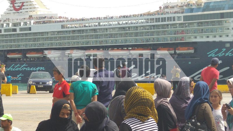 Γερμανοί τουρίστες φωτογραφίζουν τους πρόσφυγες του Πειραιά -Η τελευταία εικόνα που αφήνει η χώρα [εικόνες] | iefimerida.gr 6