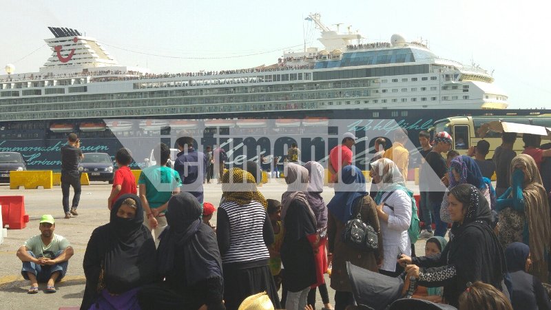 Γερμανοί τουρίστες φωτογραφίζουν τους πρόσφυγες του Πειραιά -Η τελευταία εικόνα που αφήνει η χώρα [εικόνες] | iefimerida.gr 5