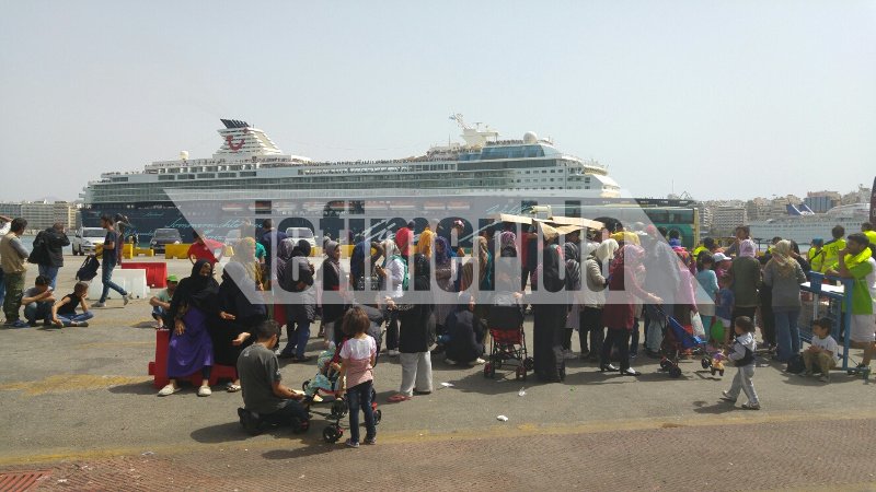 Γερμανοί τουρίστες φωτογραφίζουν τους πρόσφυγες του Πειραιά -Η τελευταία εικόνα που αφήνει η χώρα [εικόνες] | iefimerida.gr 4