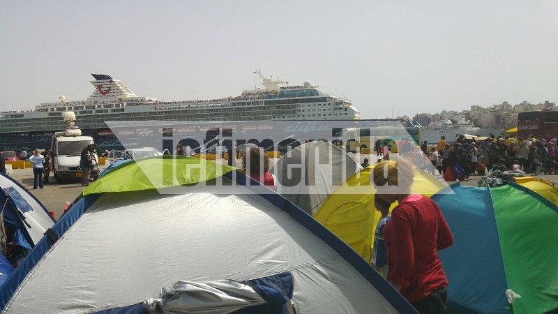 Γερμανοί τουρίστες φωτογραφίζουν τους πρόσφυγες του Πειραιά -Η τελευταία εικόνα που αφήνει η χώρα [εικόνες] | iefimerida.gr 2