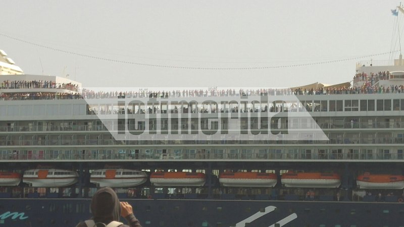 Γερμανοί τουρίστες φωτογραφίζουν τους πρόσφυγες του Πειραιά -Η τελευταία εικόνα που αφήνει η χώρα [εικόνες] | iefimerida.gr 1