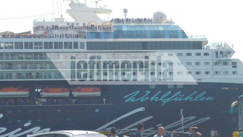 Γερμανοί τουρίστες φωτογραφίζουν τους πρόσφυγες του Πειραιά -Η τελευταία εικόνα που αφήνει η χώρα [εικόνες] | iefimerida.gr 0