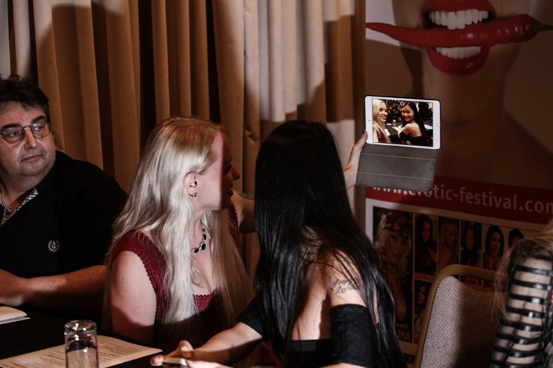 Η Τσιτσιολίνα απάντησε ποιος είναι πιο σέξι -Τσίπρας ή Καμμένος [εικόνες] | iefimerida.gr 10