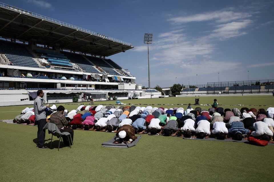 Οι μουσουλμάνοι πρόσφυγες στο Ελληνικό γιορτάζουν το τέλος του Ραμαζανιού [εντυπωσιακές εικόνες] | iefimerida.gr 2