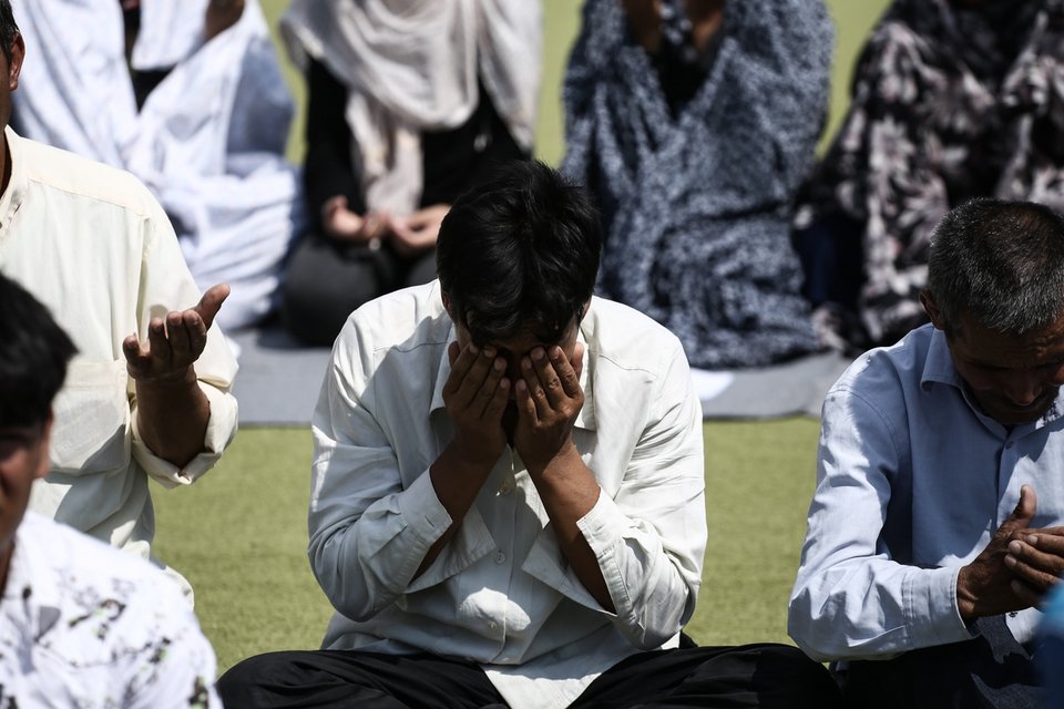 Οι μουσουλμάνοι πρόσφυγες στο Ελληνικό γιορτάζουν το τέλος του Ραμαζανιού [εντυπωσιακές εικόνες] | iefimerida.gr 12