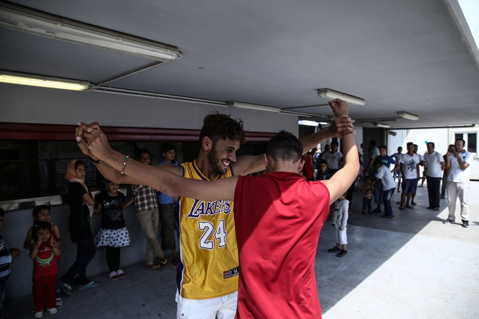 Οι μουσουλμάνοι πρόσφυγες στο Ελληνικό γιορτάζουν το τέλος του Ραμαζανιού [εντυπωσιακές εικόνες] | iefimerida.gr 9