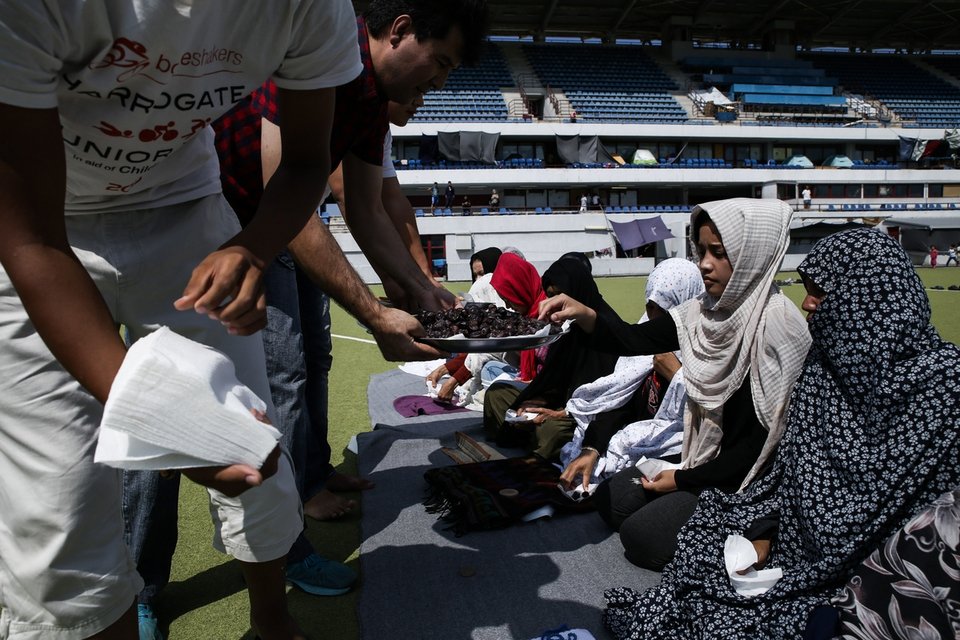 Οι μουσουλμάνοι πρόσφυγες στο Ελληνικό γιορτάζουν το τέλος του Ραμαζανιού [εντυπωσιακές εικόνες] | iefimerida.gr 11