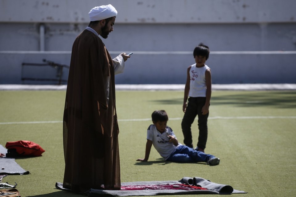 Οι μουσουλμάνοι πρόσφυγες στο Ελληνικό γιορτάζουν το τέλος του Ραμαζανιού [εντυπωσιακές εικόνες] | iefimerida.gr 4